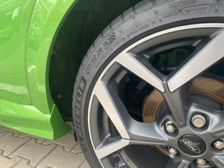 R- vs. ZR-banden: inzicht in de belangrijkste verschillen voor uw auto