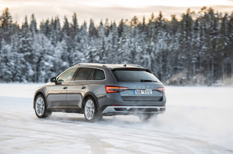 Die Reifentester heeft de eerste winterbandentest van het seizoen gepubliceerd - 215/55 R17