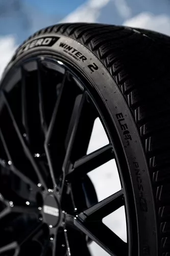 Pirelli P Zero Winter 2 Miniatuur 2555x3840