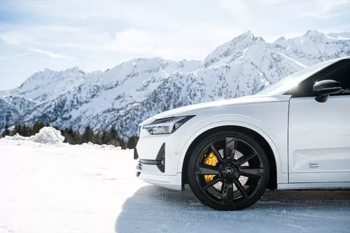 Pirelli P Zero Winter 2 Miniatuur 3840x2555